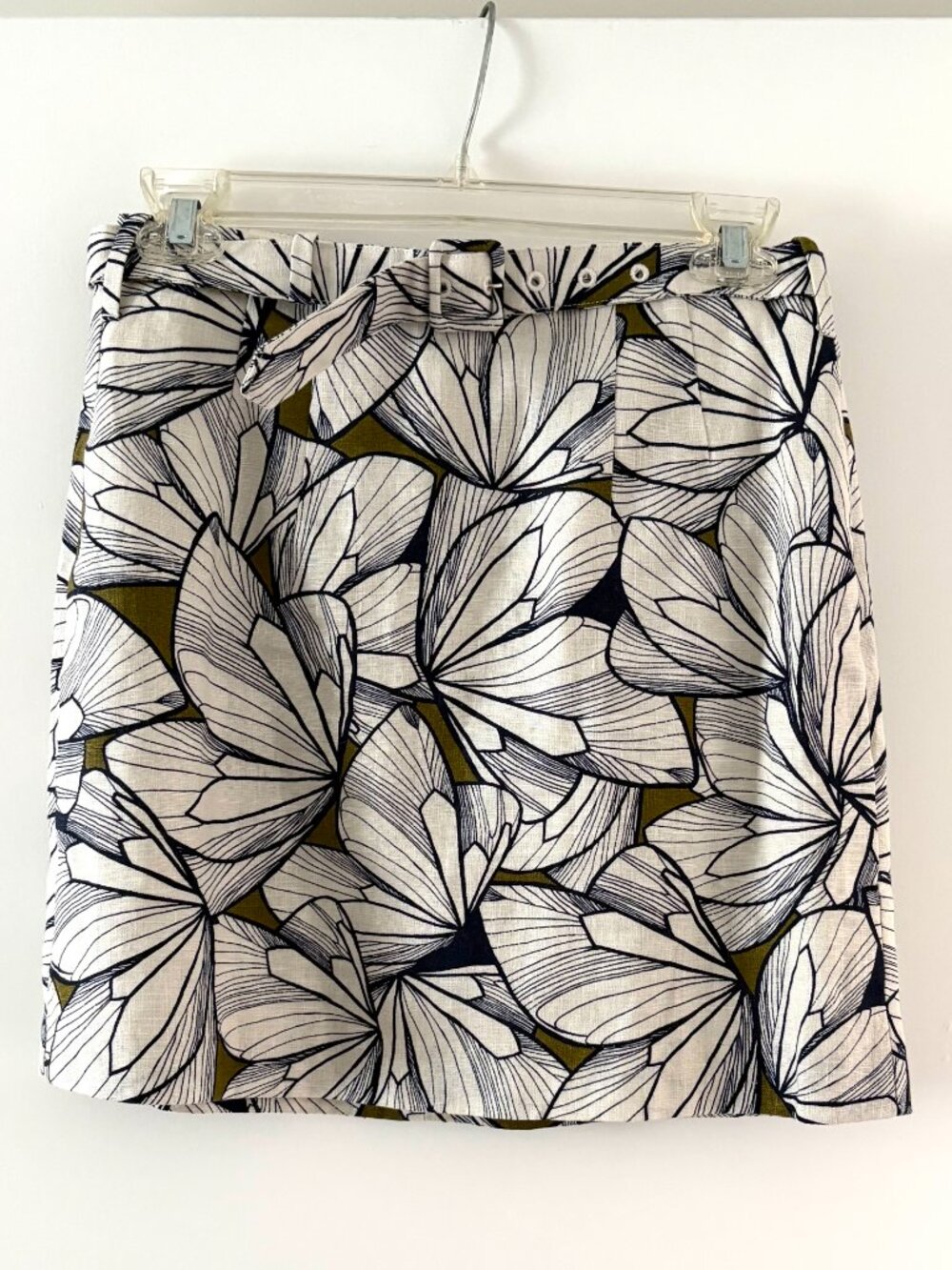Banana Republic Linen Tropical Knee Length, Belted Skirt (Size 0)